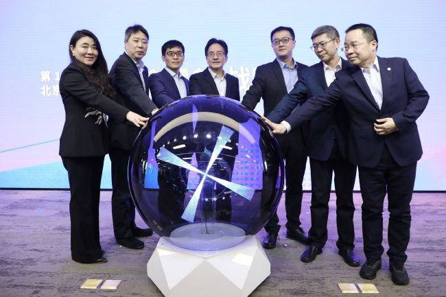 而他们也清楚，哈米德这个基地的主要防御力量，肯定都集中在山体的正斜面上，所以，他们在摧毁基地之后，便开始摧毁防御阵地。